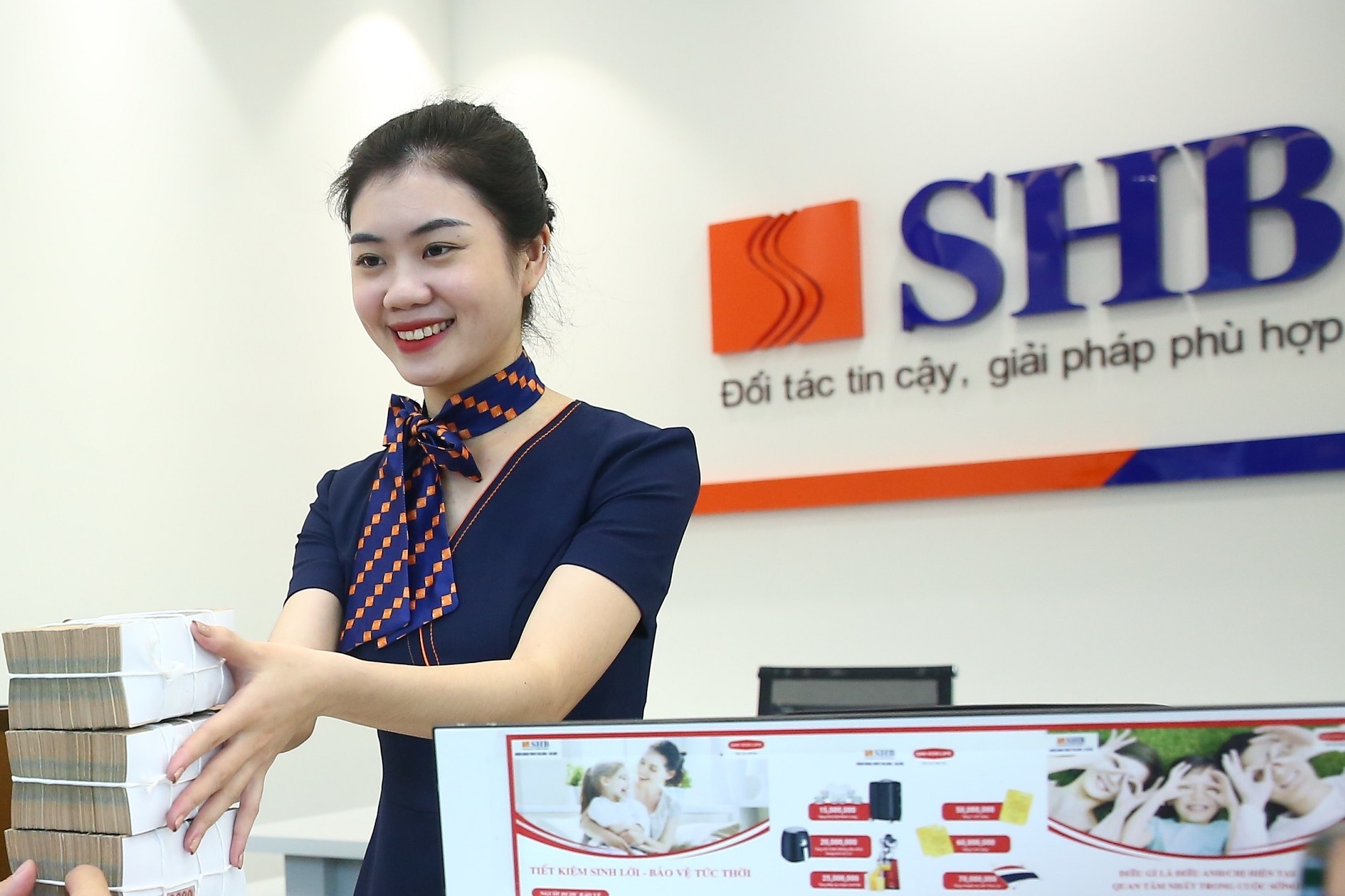 Co phieu SHB nguoc dong day song hinh anh