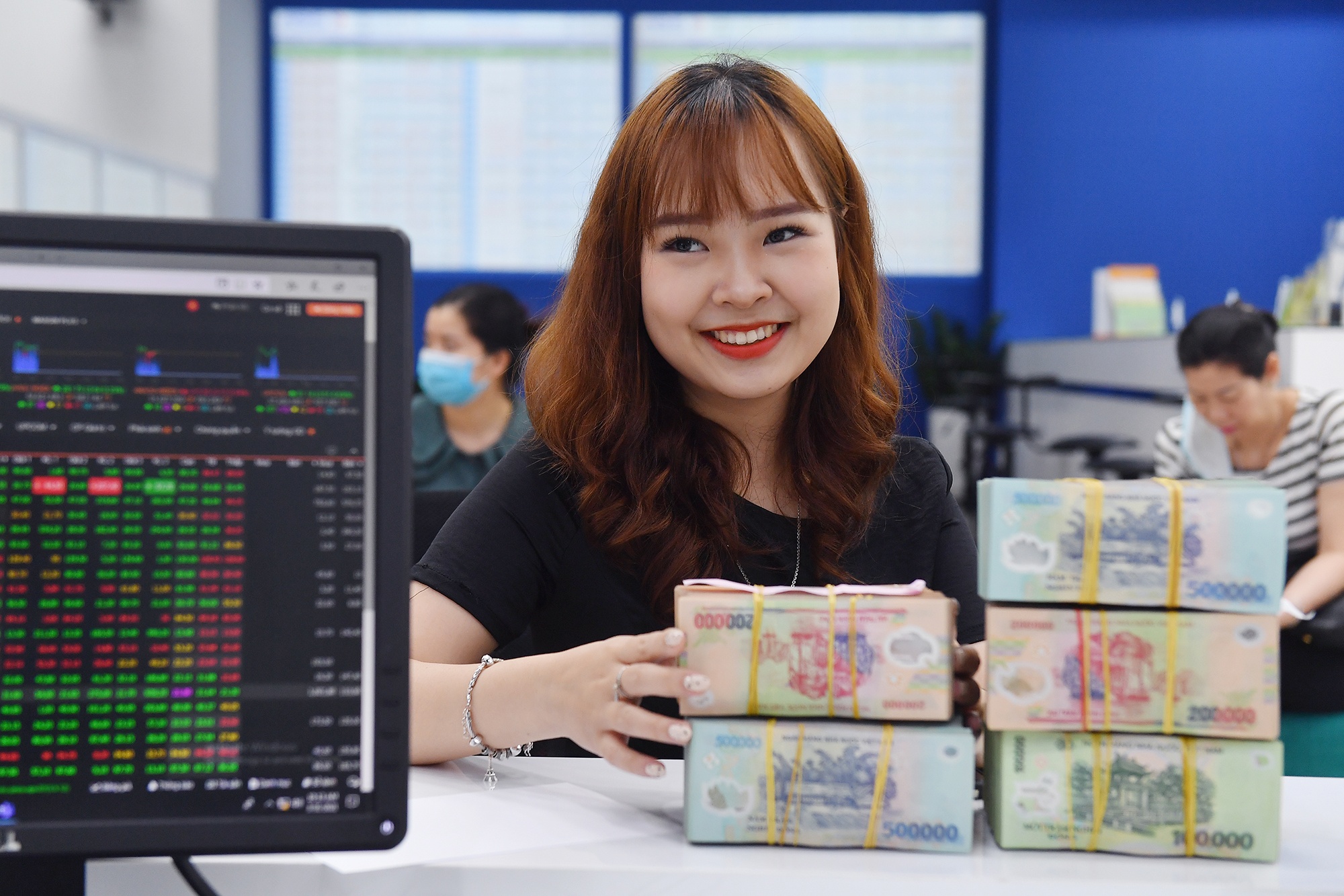 Hon 99% tai khoan dau tu trai phieu doanh nghiep thu cap la ca nhan hinh anh