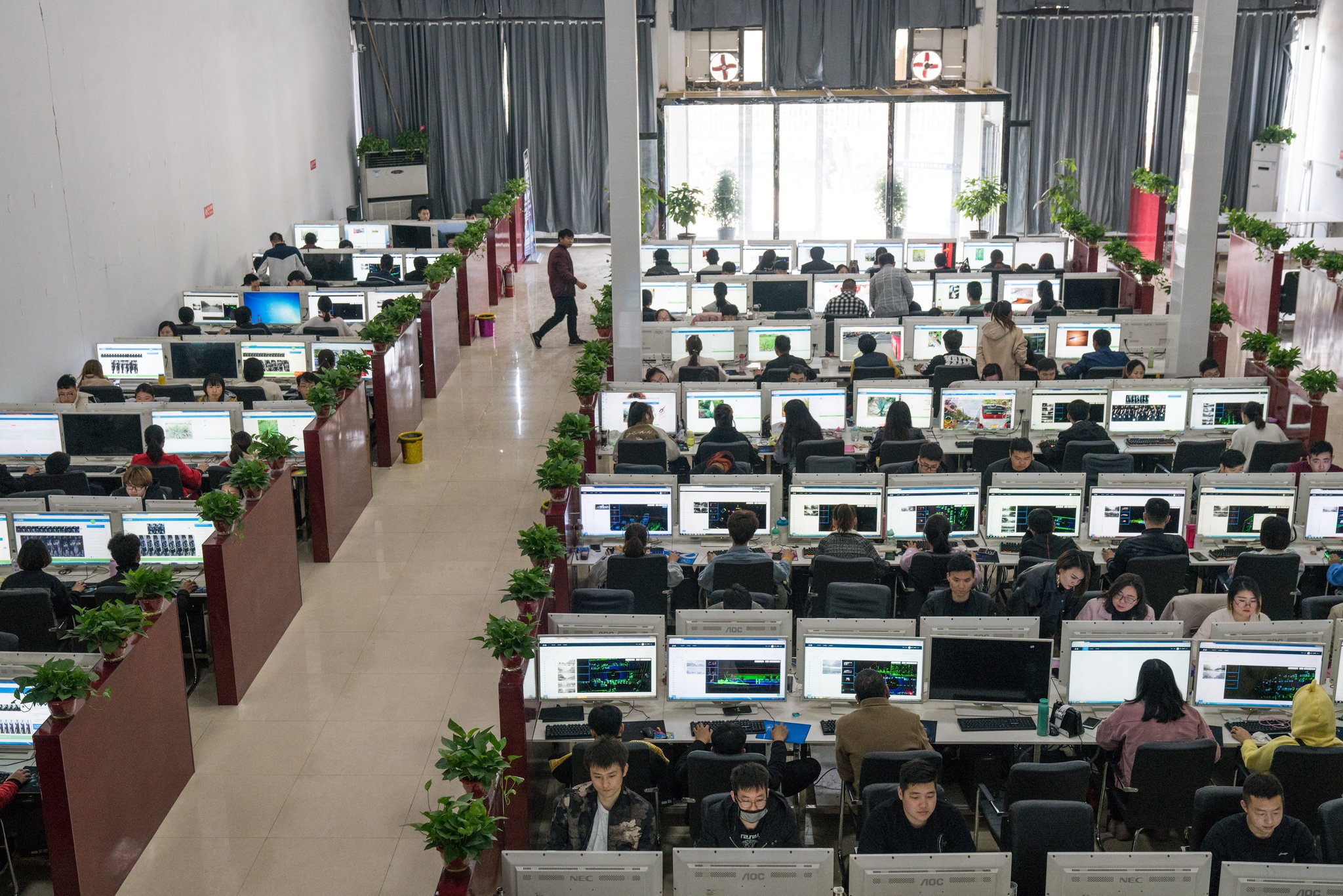 Nhung cong nhan gia beo phia sau cong nghe A.I cua Trung Quoc hinh anh