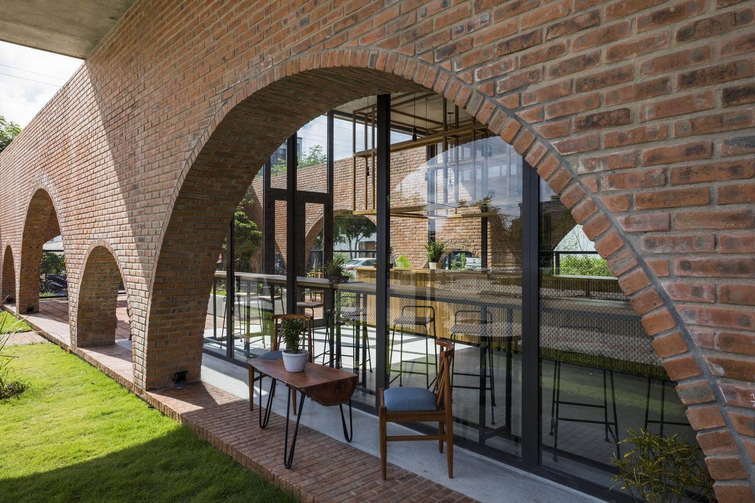 Ngôi nhà gạch nổi bật trên nóc quán cà phê Đà Nẵng ảnh 2 Ngoi nha gach noi bat tren noc quan ca phe Da Nang anh 2