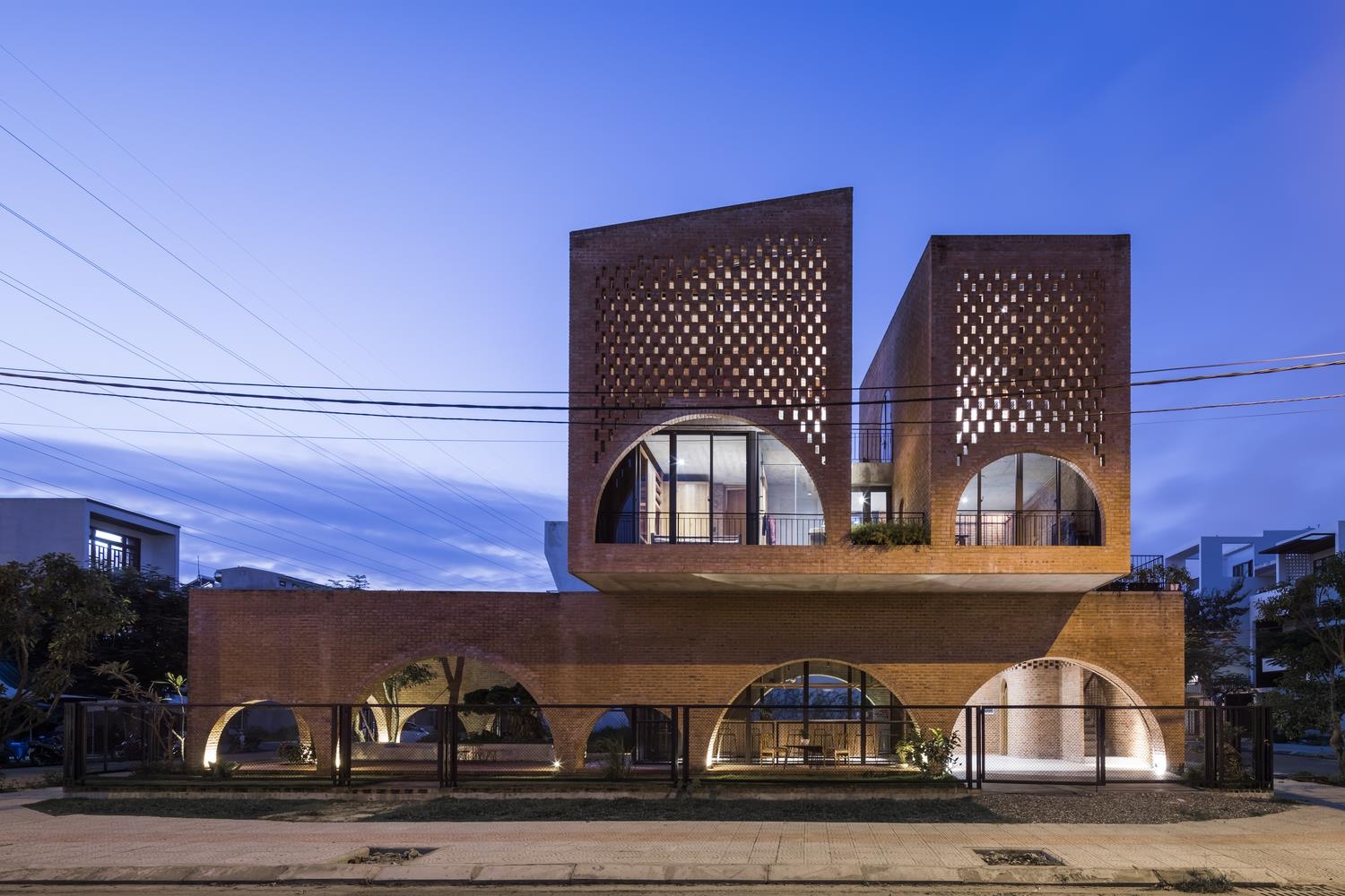 Ngôi nhà gạch nổi bật trên nóc quán cà phê Đà Nẵng ảnh 1 Ngoi nha gach noi bat tren noc quan ca phe Da Nang anh 1