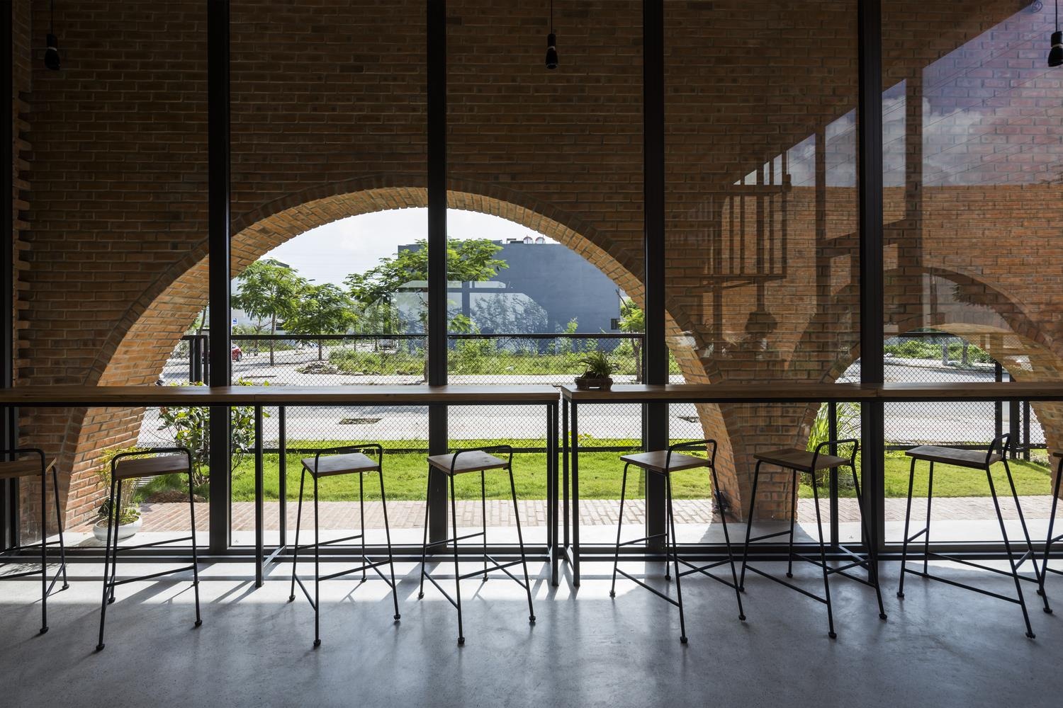 Ngôi nhà gạch nổi bật trên nóc quán cà phê Đà Nẵng ảnh 6 Ngoi nha gach noi bat tren noc quan ca phe Da Nang anh 6