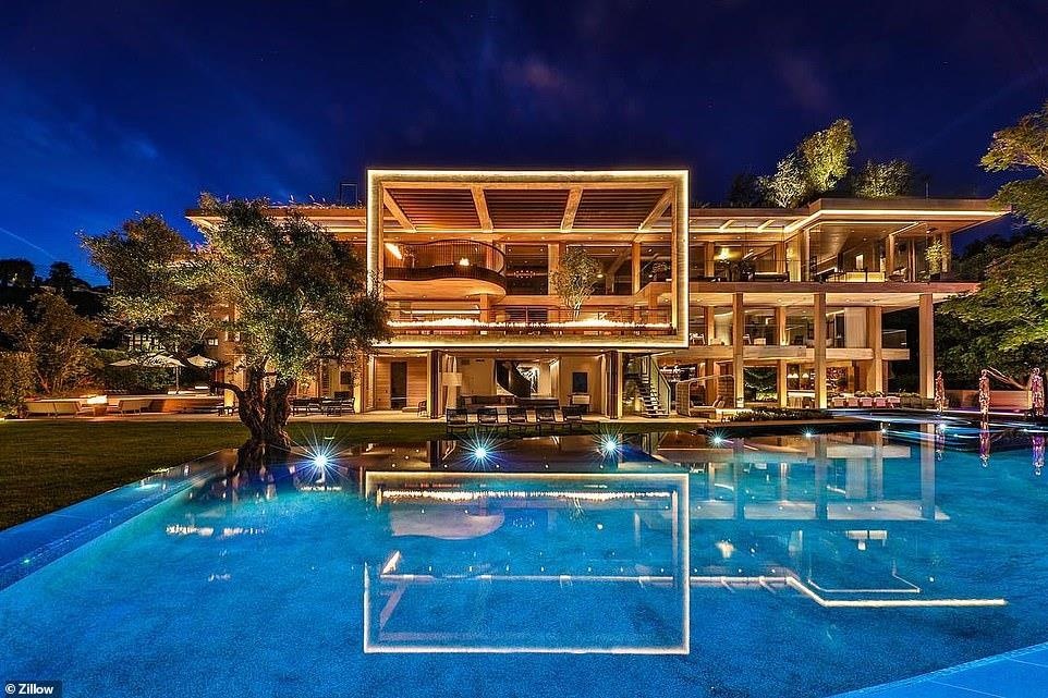 To am 88 trieu USD ty phu Jeff Bezos va nhan tinh tinh mua hinh anh