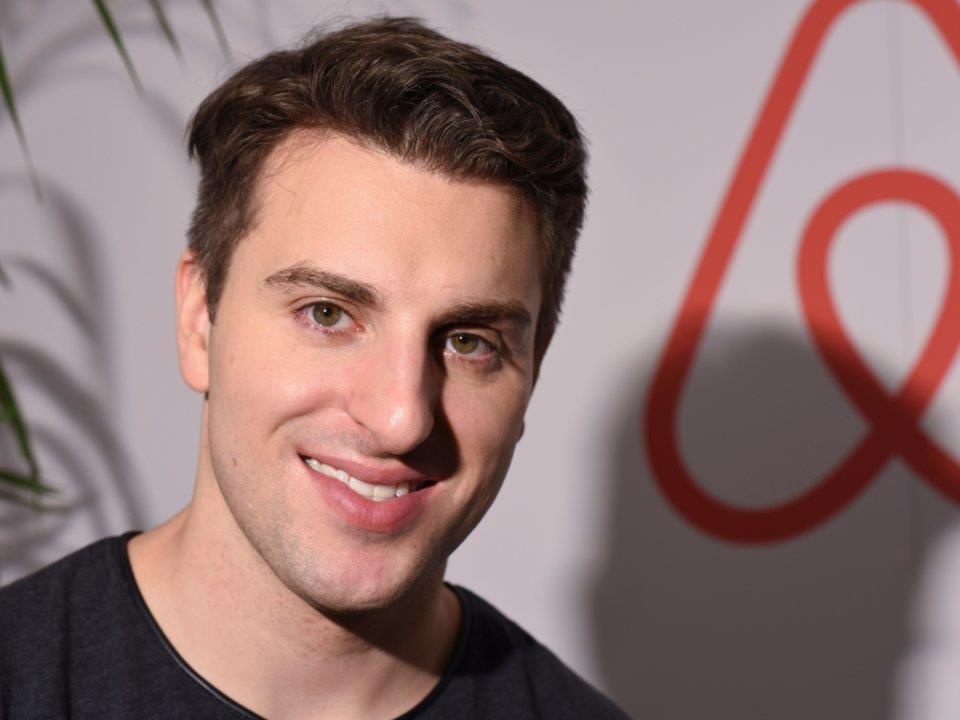 La CEO cua Airbnb, ty phu Brian Chesky giau co nhung binh di ra sao? hinh anh