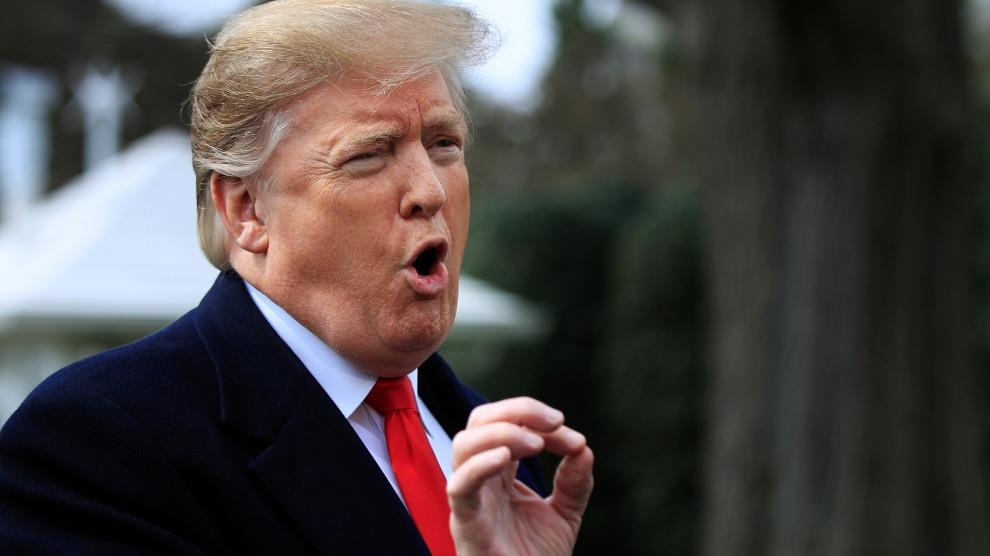 Ong Trump cang choi mang xa hoi, thi truong tai chinh cang bien dong hinh anh