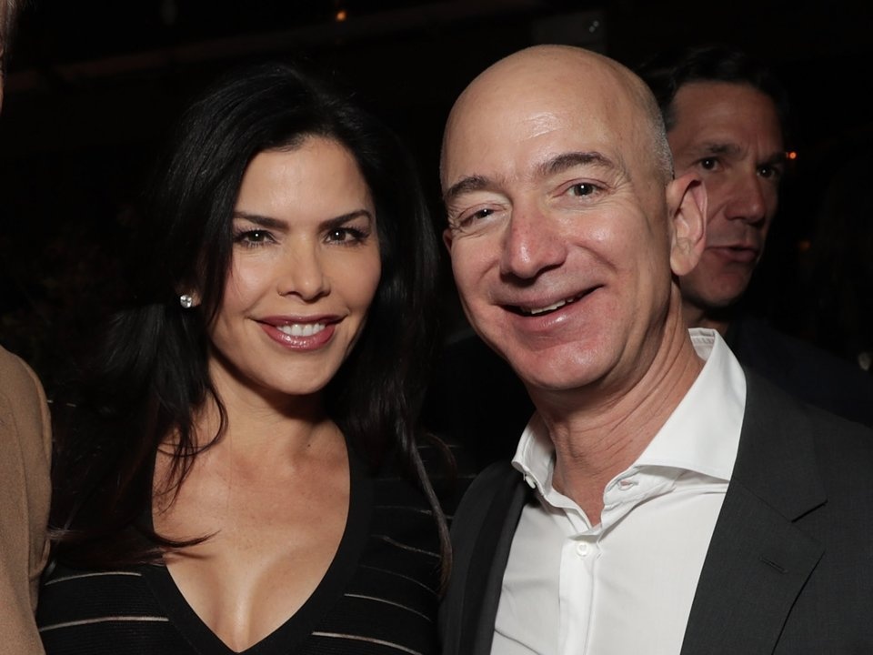 Mua he hao nhoang cua ty phu so mot the gioi Jeff Bezos va nhan tinh hinh anh