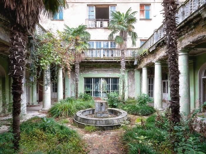 Co gi tai khu nghi duong sang trong bi bo hoang, do nat cua Lien Xo cu hinh anh