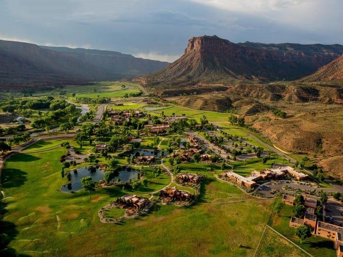 Ben trong trang trai 279 trieu USD co hoa thach phan khung long hinh anh