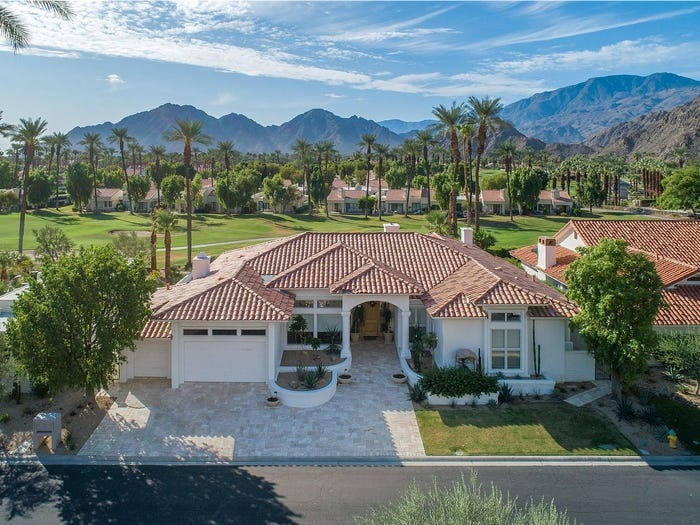 Ben trong biet thu nghi duong sang trong cua ong chu Nike hinh anh