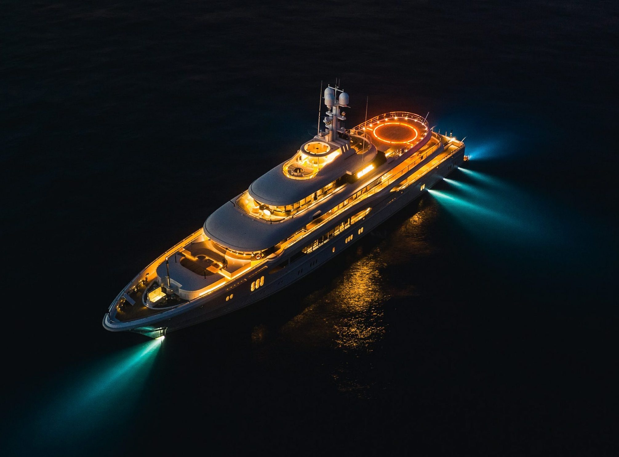 Gioi ty phu khoe du thuyen xa xi nhu the nao hinh anh