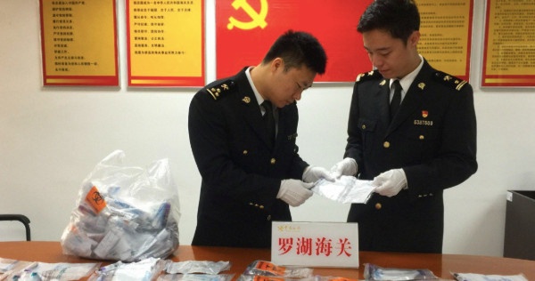 Muon co con trai, cha me Trung Quoc tuon mau vao Hong Kong hinh anh