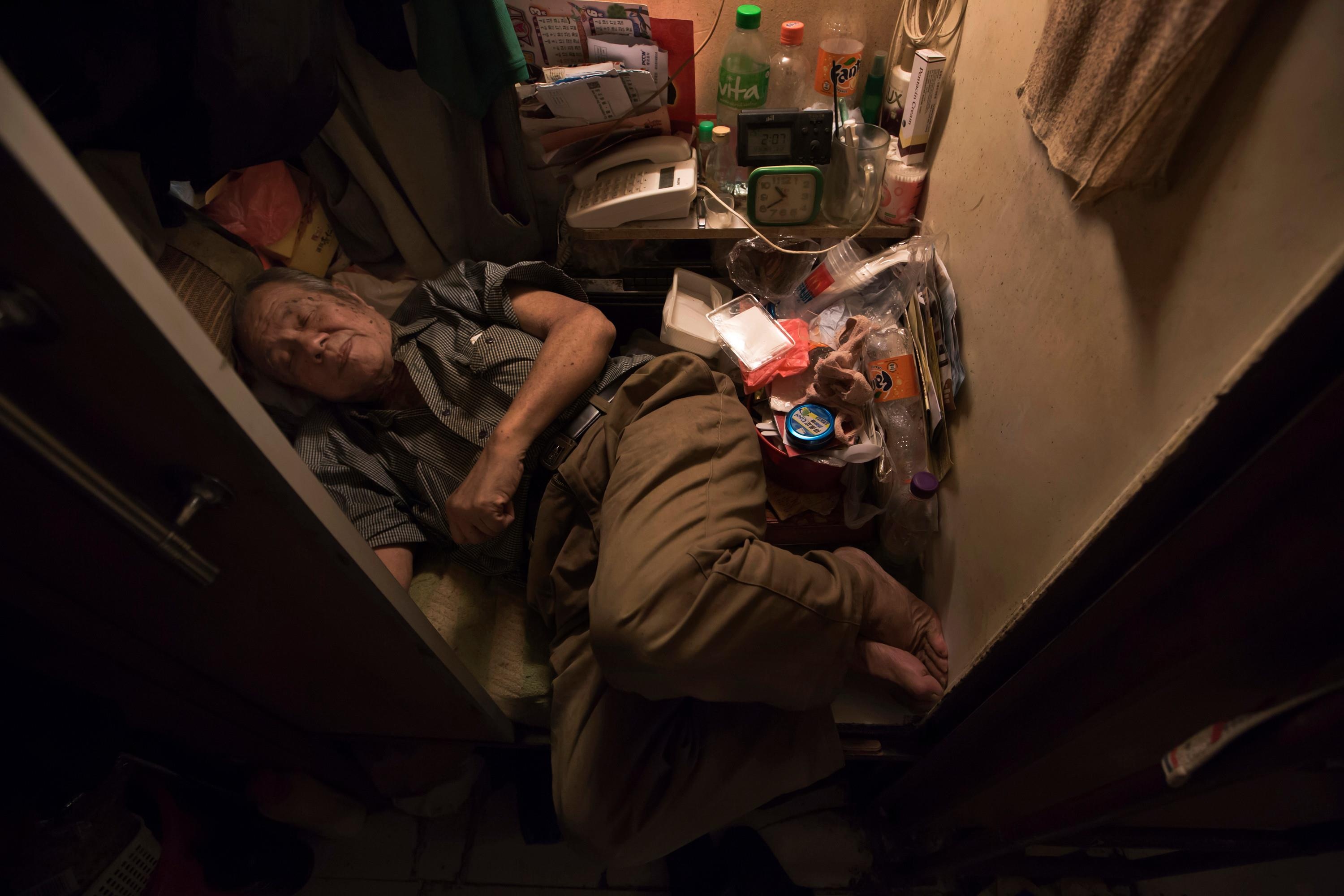 Nha quan tai sieu dat va cai gia nguoi Hong Kong phai tra vi thue thap hinh anh