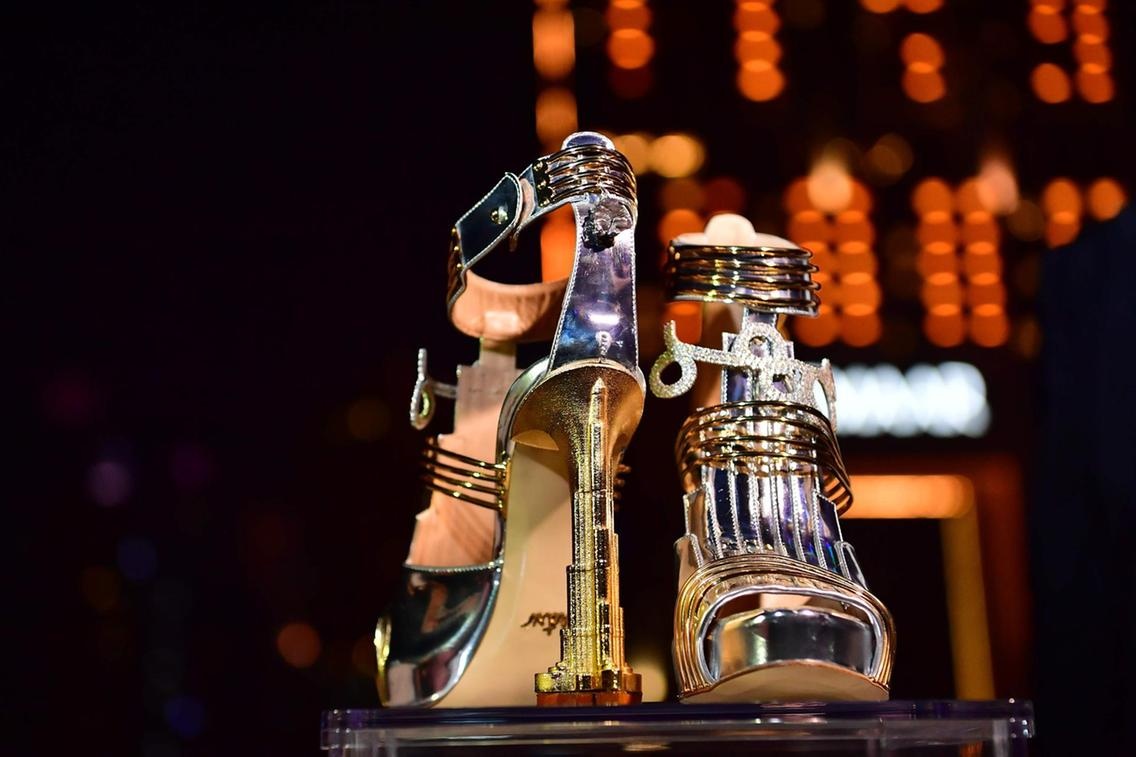 Doi giay dat nhat the gioi lam tu kim cuong, thien thach va vang hinh anh