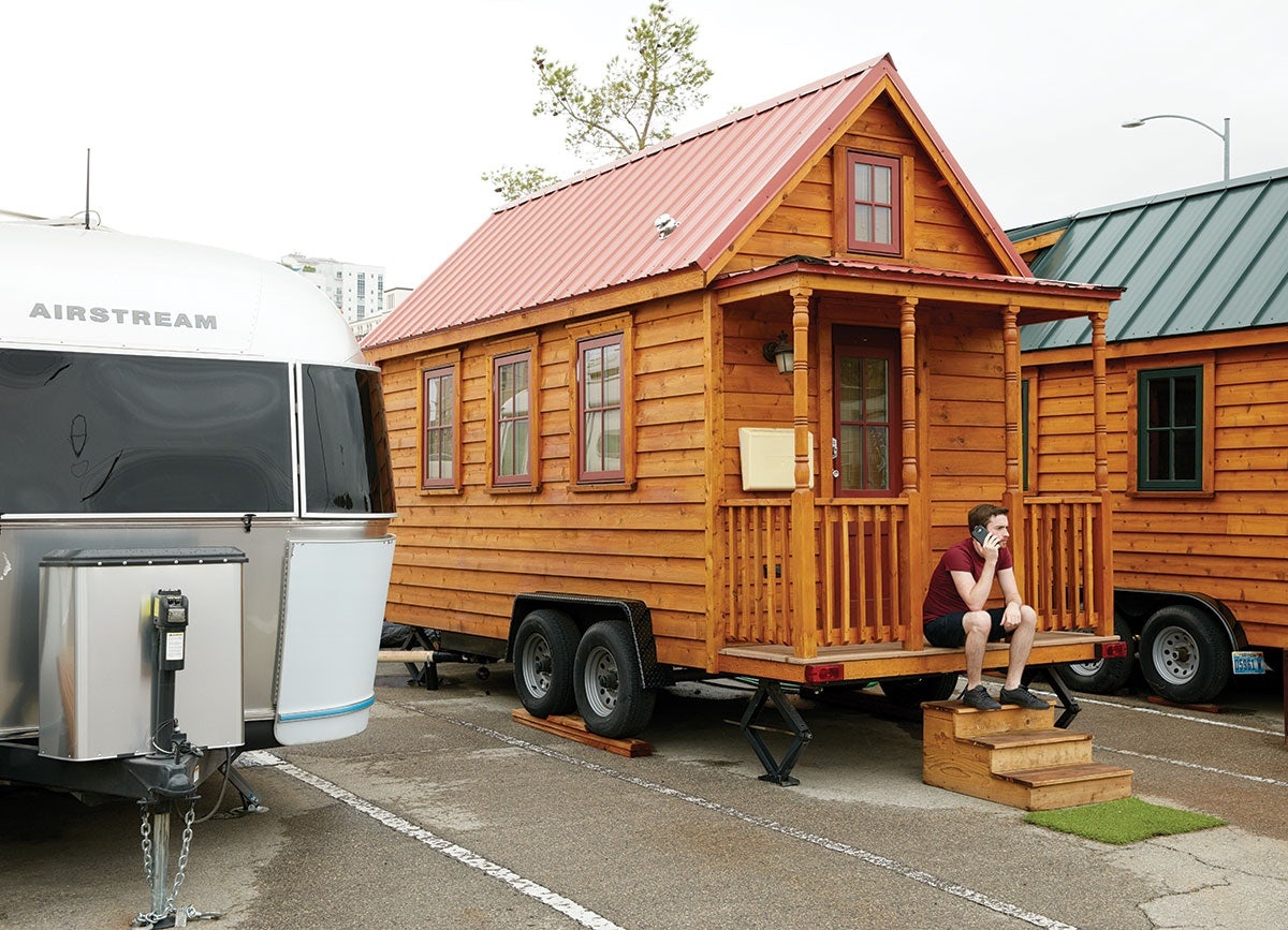 So huu gan 900 trieu USD, doanh nhan My song trong nha di dong gia re hinh anh