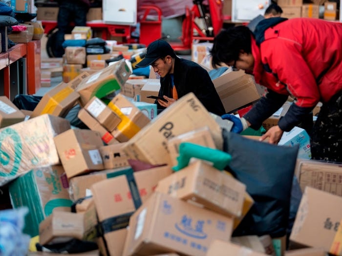 Canh hon loan trong cac kho hang tai Trung Quoc vao Ngay doc than hinh anh