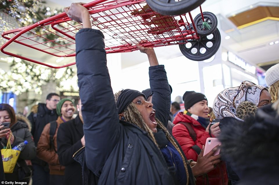 Canh chen chuc, hon loan ngay Black Friday khap the gioi hinh anh