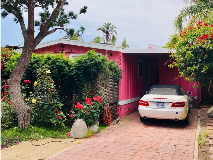 Ngoi nha mau hong sac so cua nha thiet ke thoi trang hinh anh