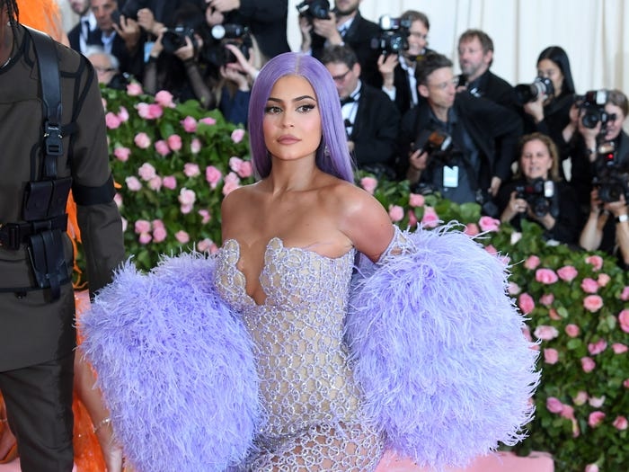 Thoi quen chi tieu cua nhung ty phu tre nhat My hinh anh