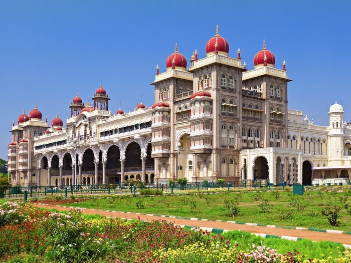 Nhung cung dien hoang gia xa hoa tren the gioi hinh anh