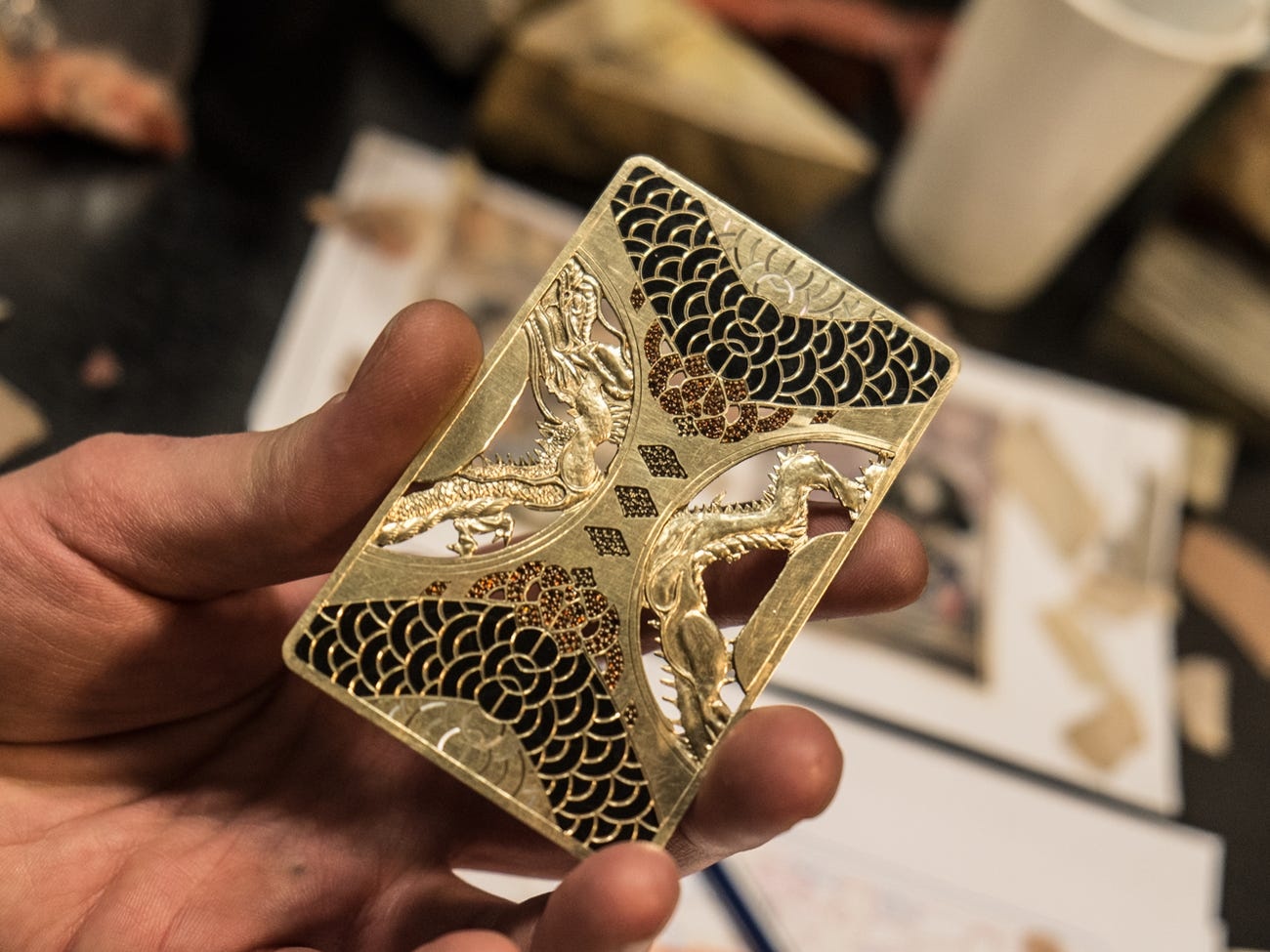 The tin dung lam tu kim cuong va vang cua gioi sieu giau hinh anh