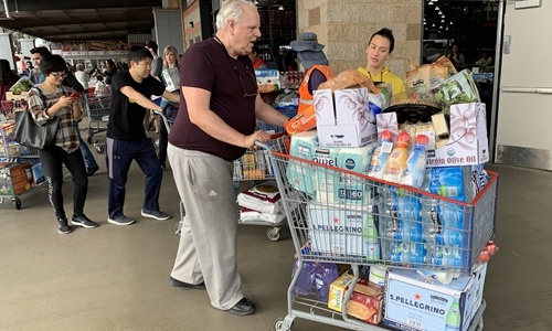 Cac sieu thi o chau Au va Nhat Ban chay hang vi moi lo virus corona hinh anh