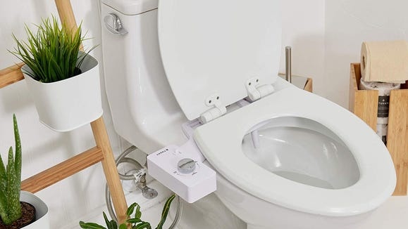 Giay ve sinh khan hiem, doanh thu voi xit thong minh tang vot hinh anh