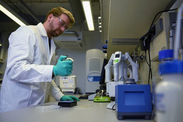 Cac ty phu Duc do tien dau tu vaccine ngua Covid-19 hinh anh