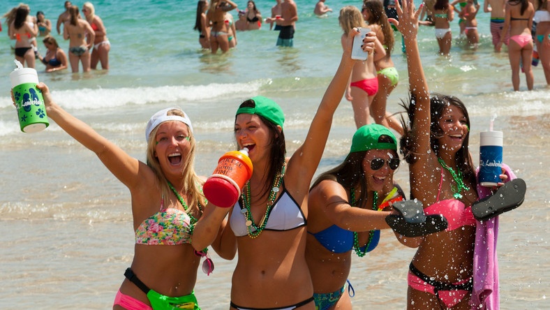 Nguoi dan nhieu nuoc tu tap vui choi bat chap dich benh hinh anh