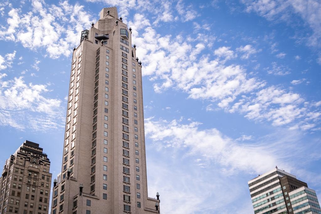 Khach san dat bac nhat New York tro thanh noi o cho y bac si hinh anh