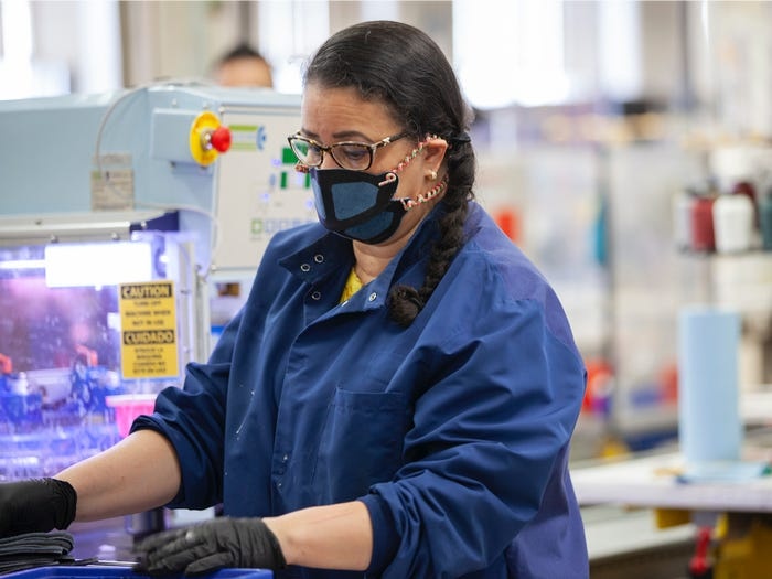 Xuong giay New Balance san xuat khau trang cho benh vien hinh anh