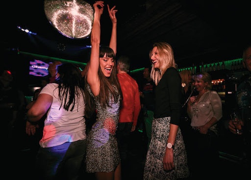 Thien duong nghi duong thanh con ac mong 'sieu lay nhiem' virus corona hinh anh