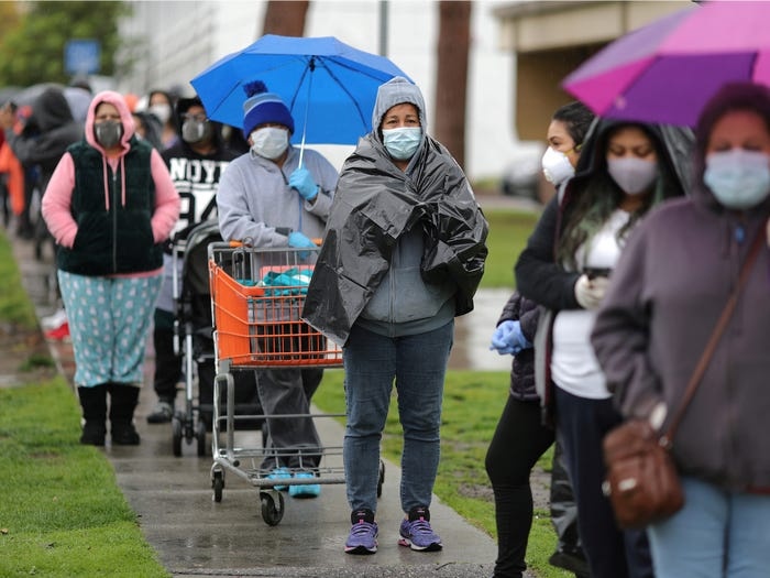 Nguoi My xep hang dai nhan thuc pham mien phi hinh anh