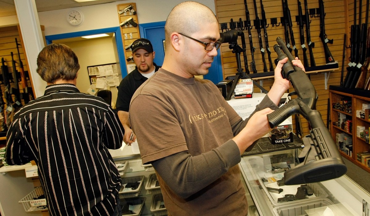 Nhieu nguoi My dung tien tro cap chong dich Covid-19 de mua game, sung hinh anh