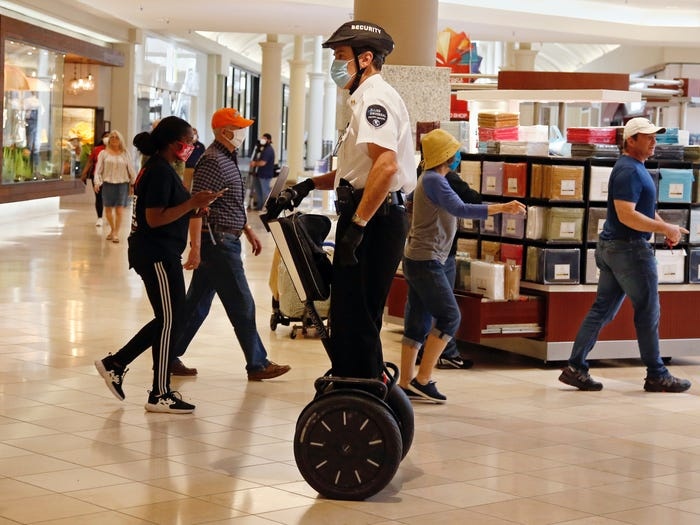 Ben trong cac trung tam thuong mai My mo cua tro lai hinh anh