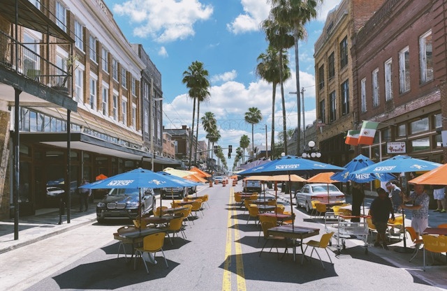 Nha hang lao dao, dan My mo khu vuc an uong o long duong, via he hinh anh