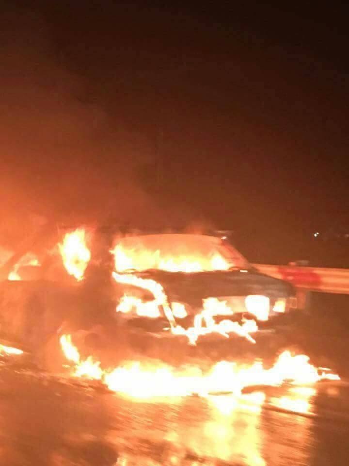 xe con bốc cháy ảnh 1 xe con boc chay anh 1