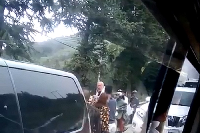 Khach Tay bi nhom thanh nien danh hoi dong o Sa Pa hinh anh