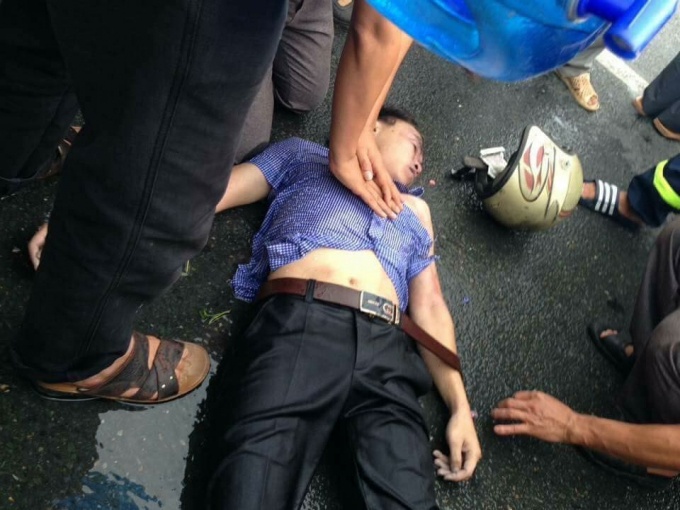 Nam thanh nien bi set danh nguy kich khi dang di tren duong hinh anh