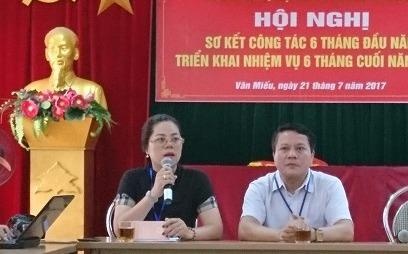 Lanh dao phuong phu nhan hanh dan khi ky giay chung tu hinh anh