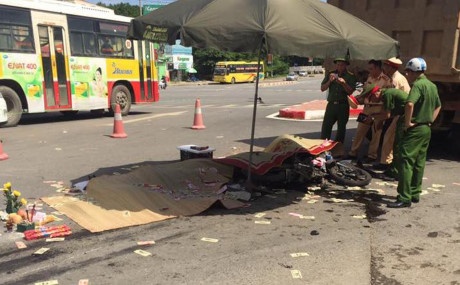 Va cham voi xe tai, 3 nguoi tu vong tai cho hinh anh