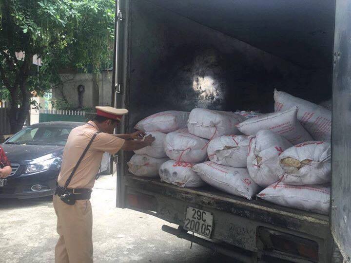 Bat giu 4,5 tan mo boc mui dang tren duong di tieu thu hinh anh