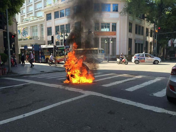 xe máy bốc cháy ảnh 1 xe may boc chay anh 1