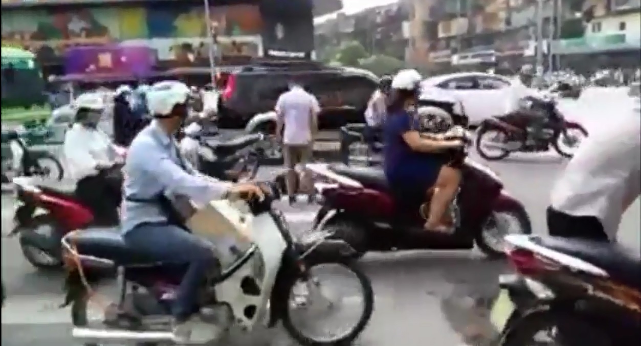 Truy tim xe may dam ong lao bat tinh roi bo chay hinh anh