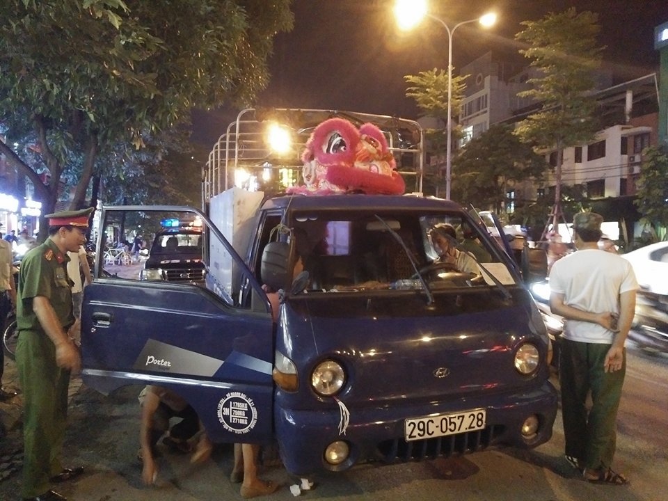 Tai xe oto tai tu vong tren vo lang khi dang lai xe hinh anh