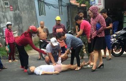 Van dong vien Pencak silat bi trung dan khi dang di xe may hinh anh