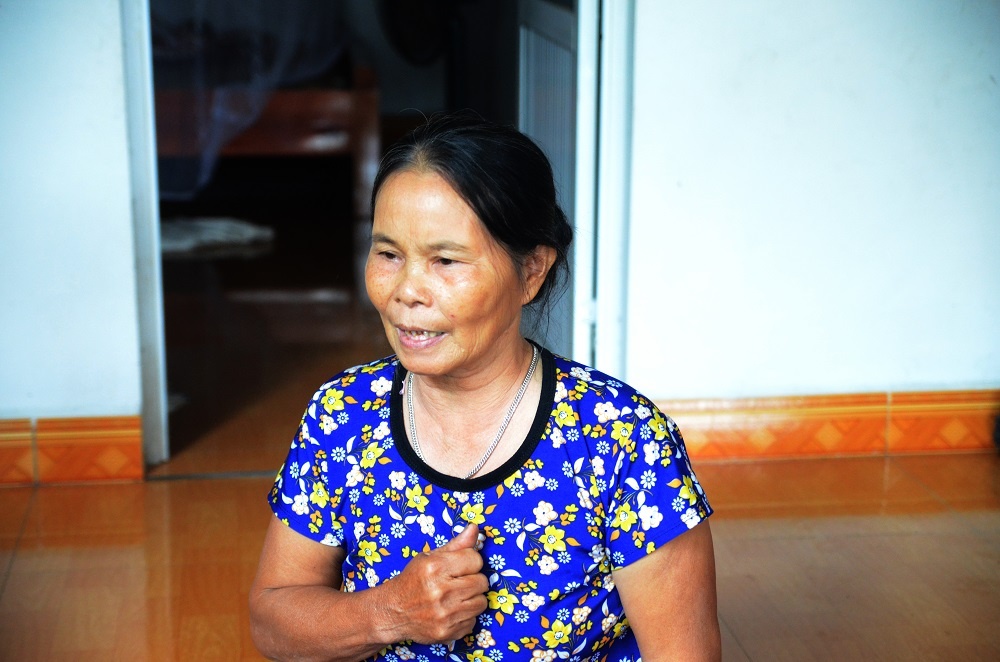 Dan lac gam vao nguc anh 1