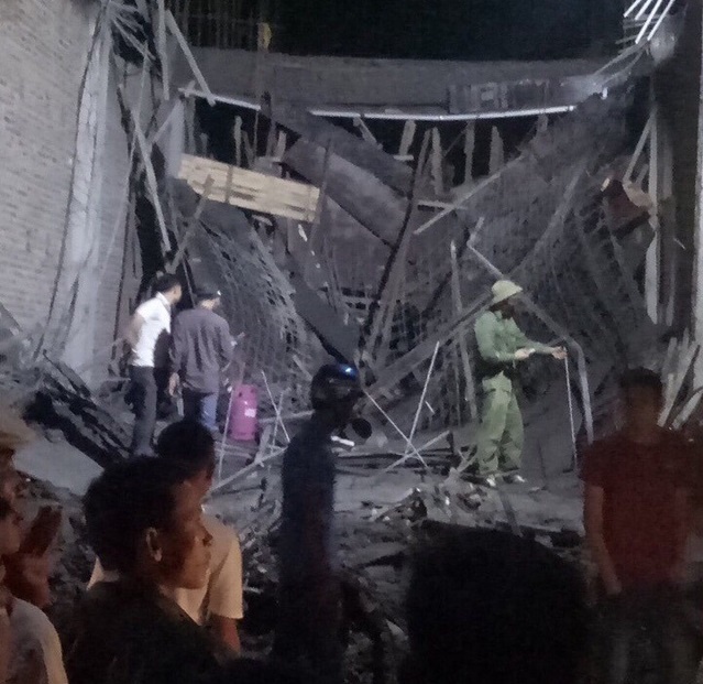 Sap tran nha dang thi cong, 2 nguoi thuong vong hinh anh