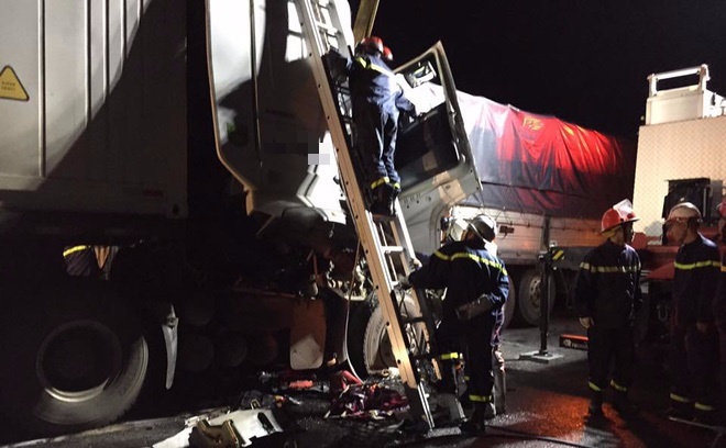 Xe container tong duoi oto tai, 2 nguoi tu vong tai cho hinh anh