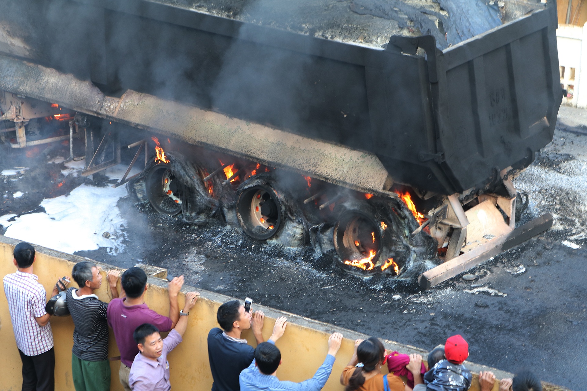 Hien truong vu 4 oto boc chay du doi cung luc tren duong hinh anh