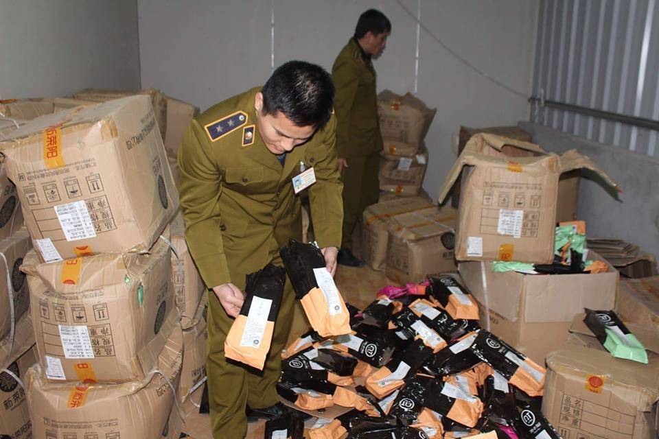 Bat giu so luong lon nguyen lieu pha tra sua khong ro nguon goc hinh anh